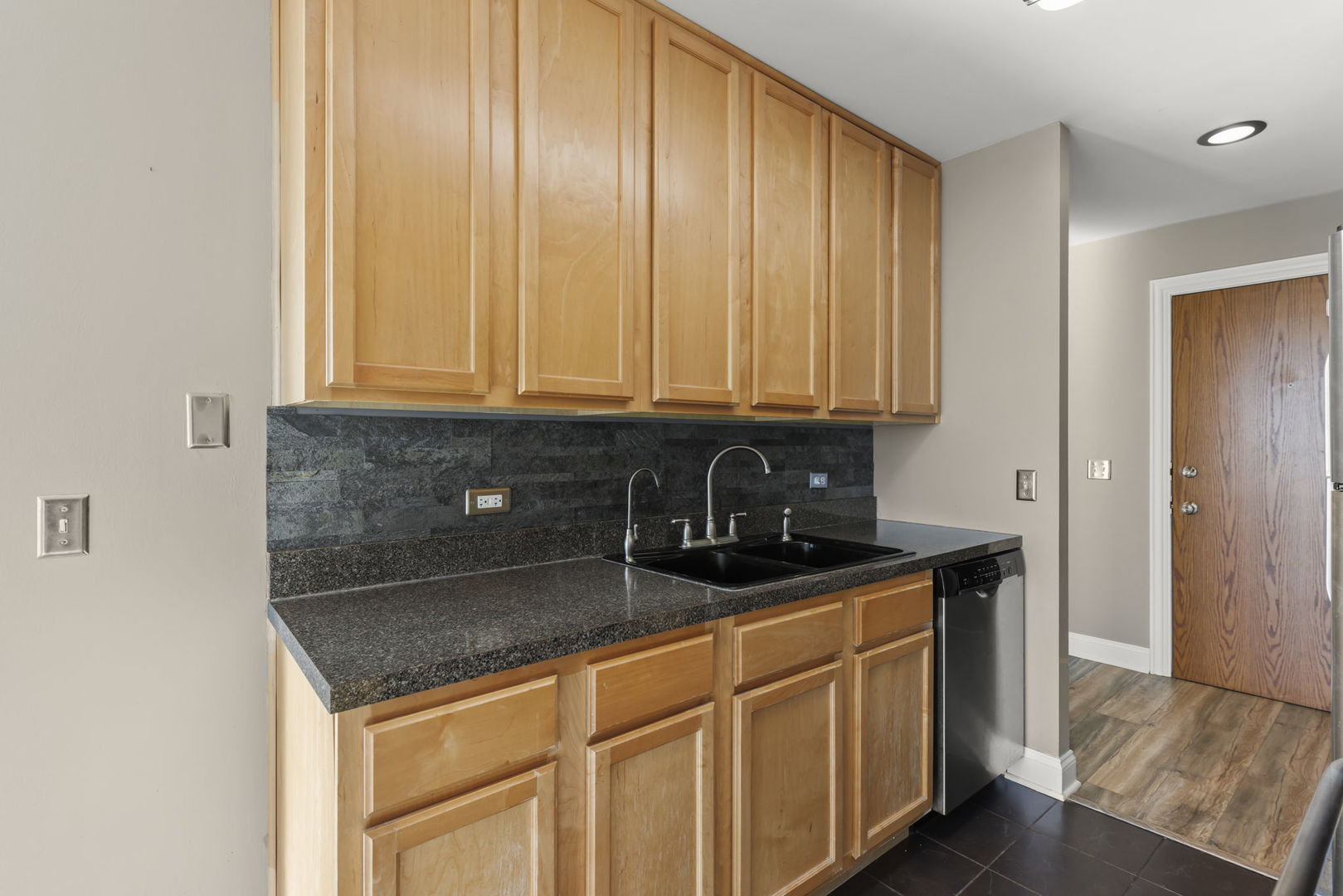5950 OAKWOOD Drive Unit: 6C