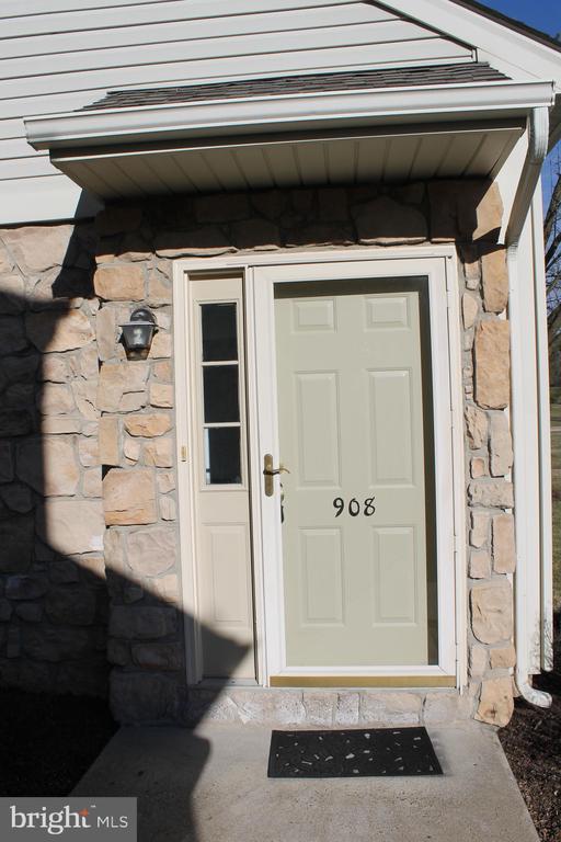 908 EATON CT