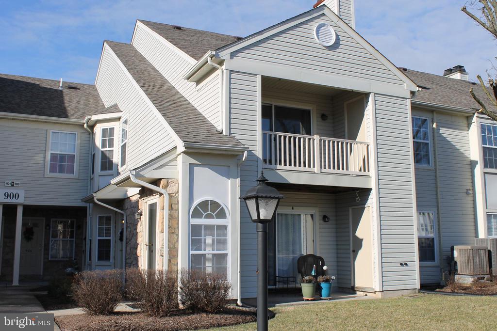 908 EATON CT