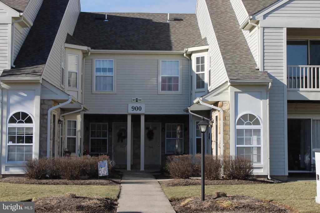 908 EATON CT