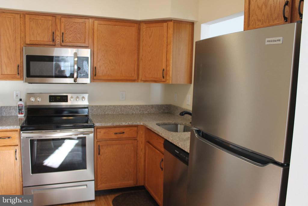908 EATON CT