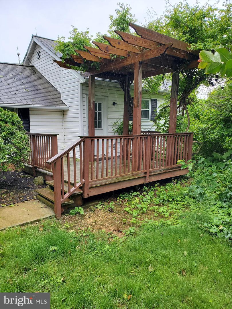 12 SMITH FARM LN