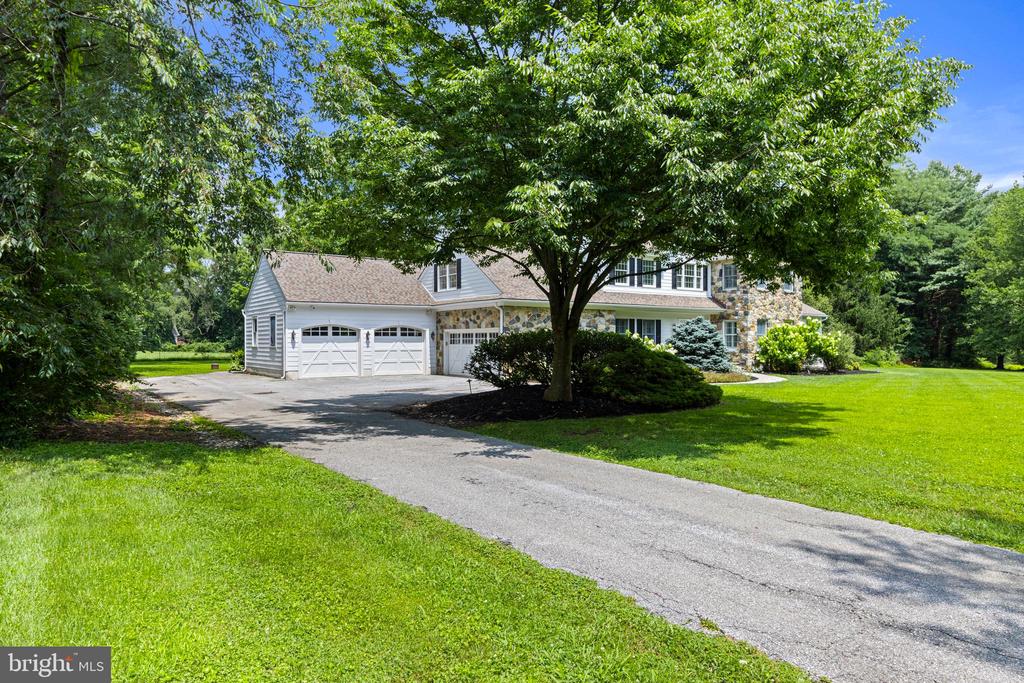 995 BANESWOOD DRIVE