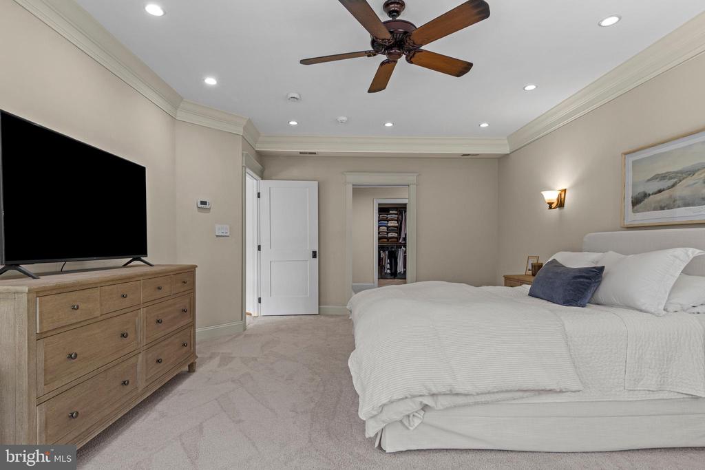 995 BANESWOOD DRIVE