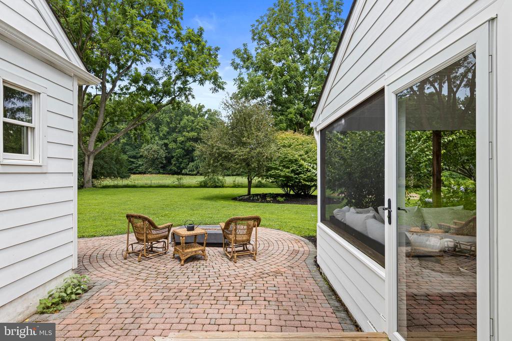 995 BANESWOOD DRIVE
