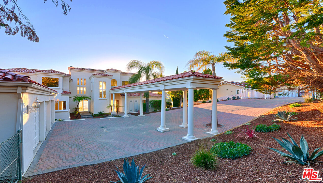 4237 AVENIDA DE LA ENCINAL