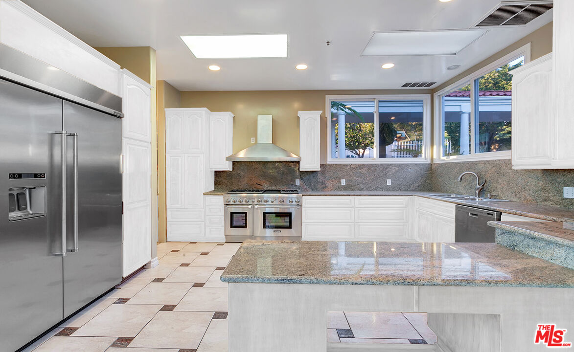 4237 AVENIDA DE LA ENCINAL