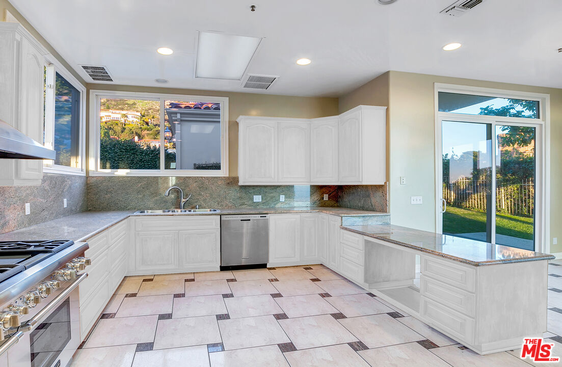 4237 AVENIDA DE LA ENCINAL