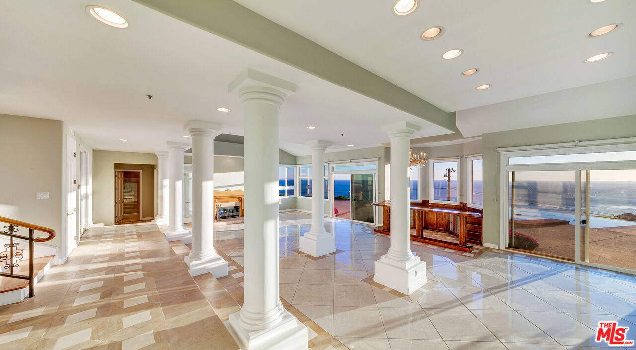 4237 AVENIDA DE LA ENCINAL