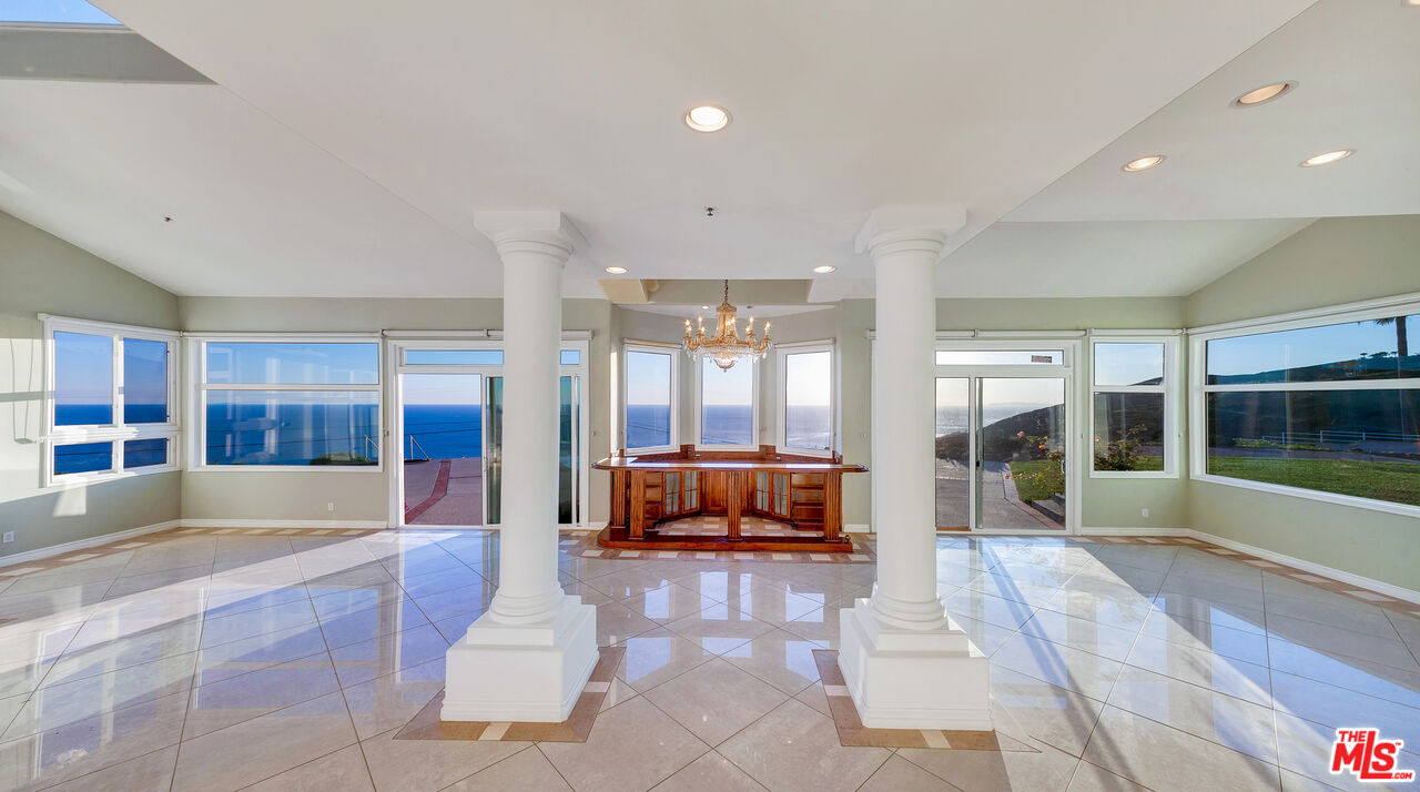 4237 AVENIDA DE LA ENCINAL