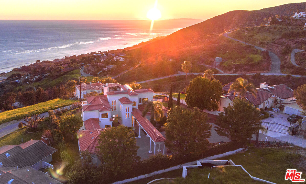 4237 AVENIDA DE LA ENCINAL