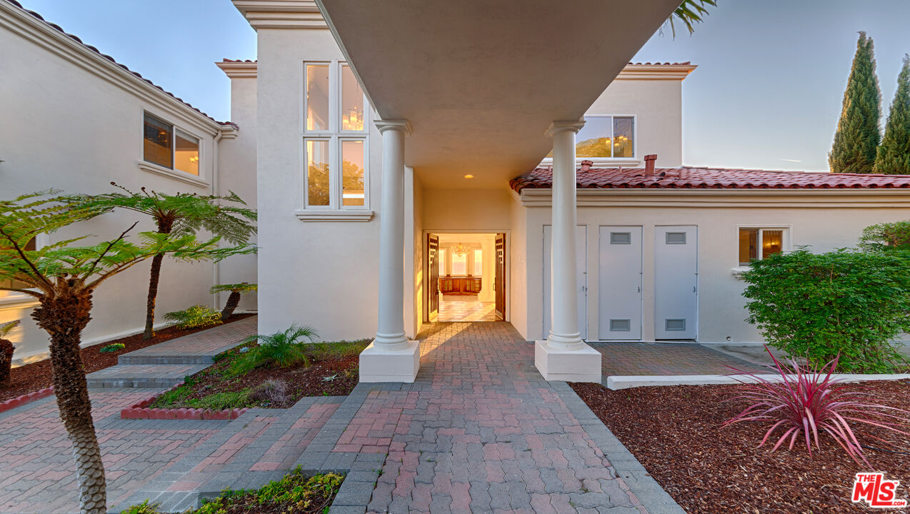 4237 AVENIDA DE LA ENCINAL