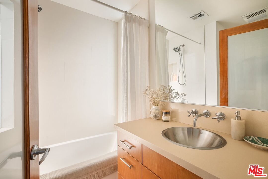 3638 Hughes Ave Unit: 1