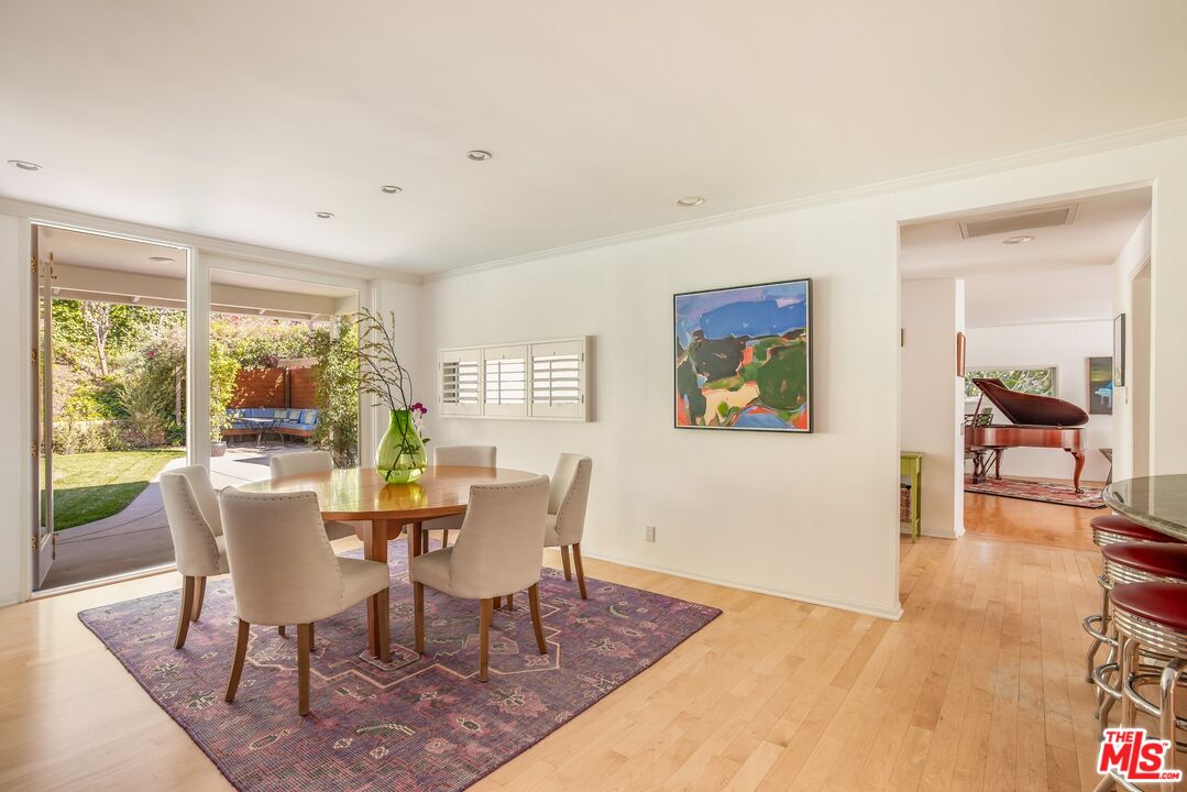 3276 Mandeville Canyon Rd