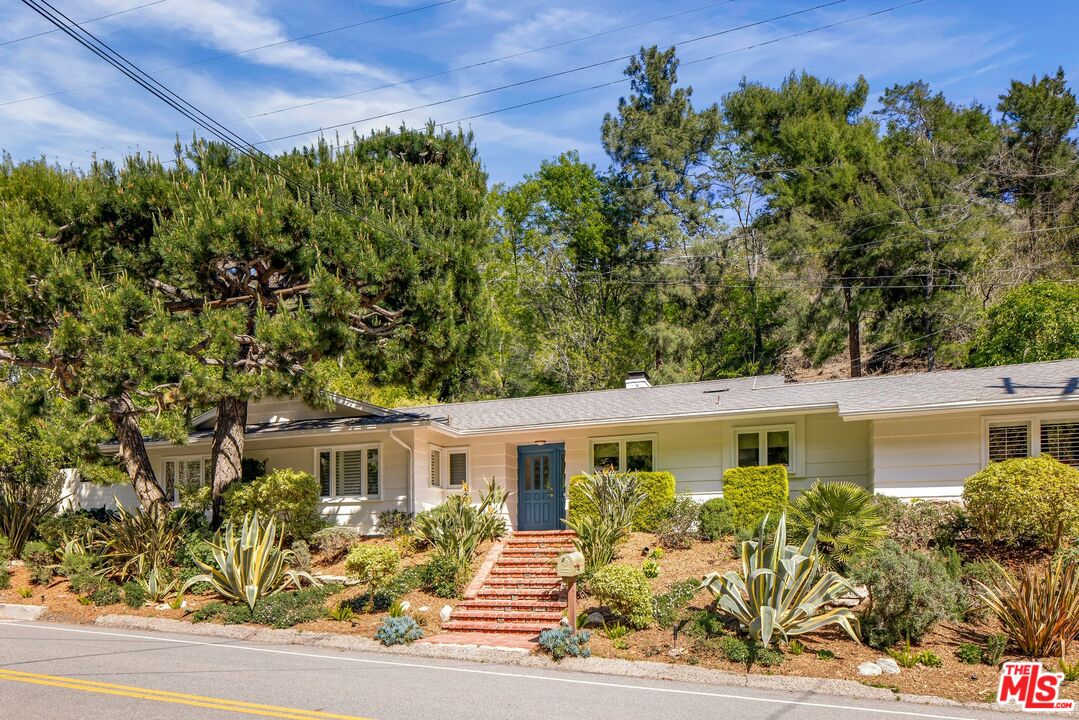 3276 Mandeville Canyon Rd