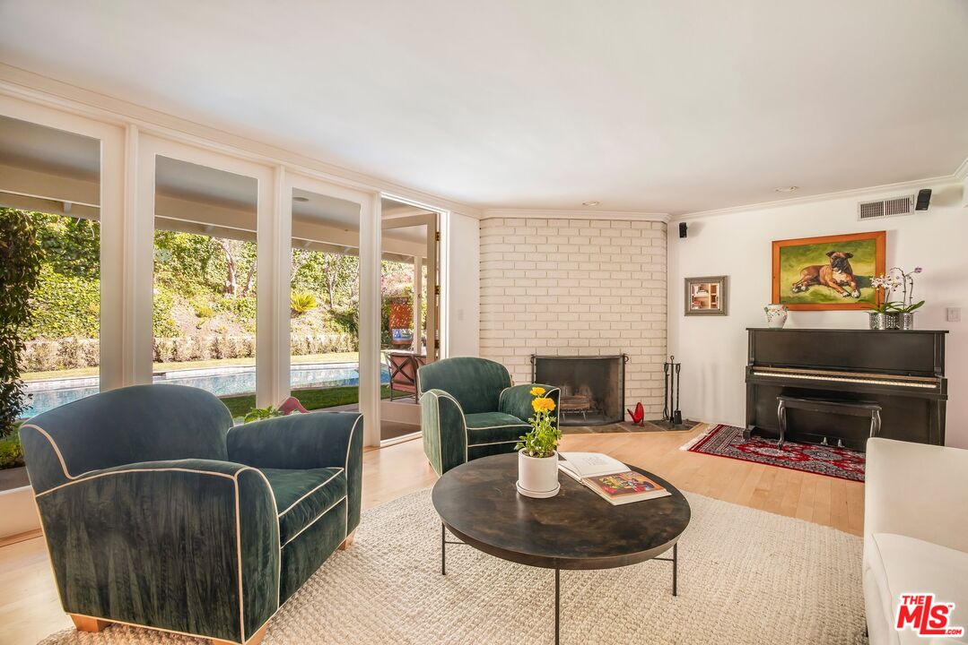 3276 Mandeville Canyon Rd
