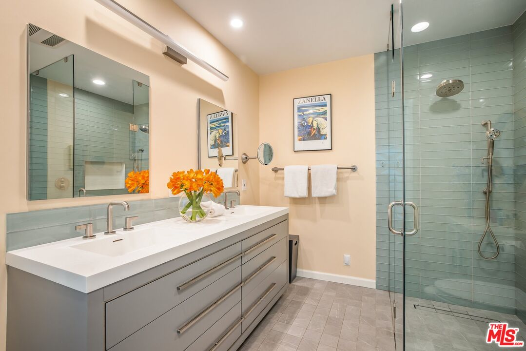 3276 Mandeville Canyon Rd