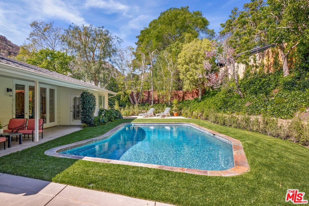 3276 Mandeville Canyon Rd