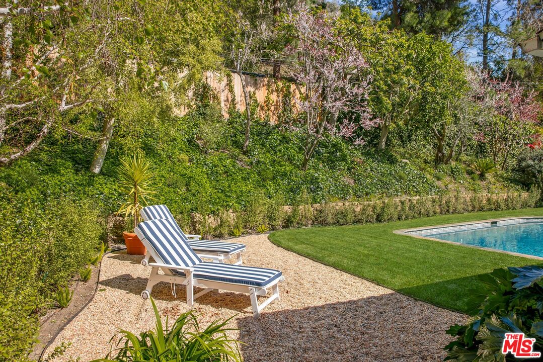 3276 Mandeville Canyon Rd