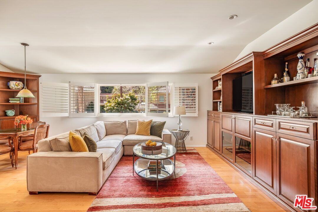 3276 Mandeville Canyon Rd