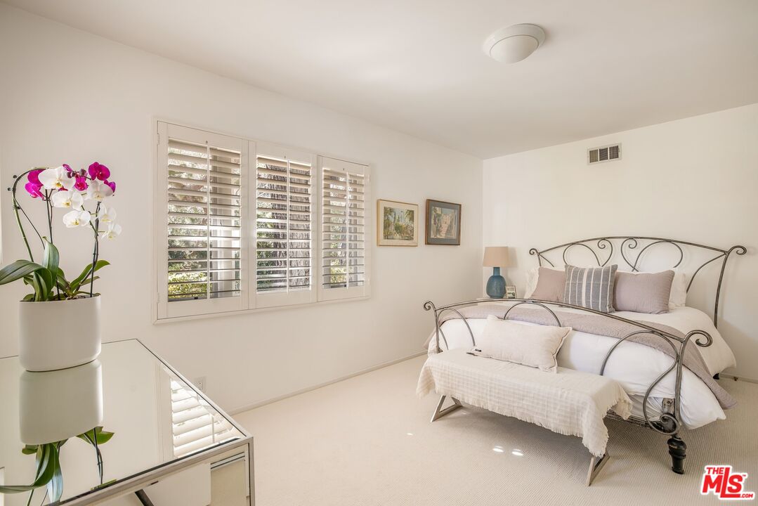 3276 Mandeville Canyon Rd