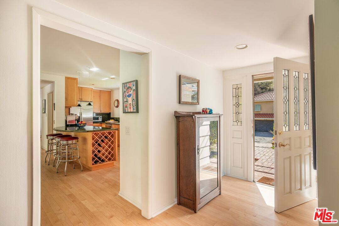 3276 Mandeville Canyon Rd