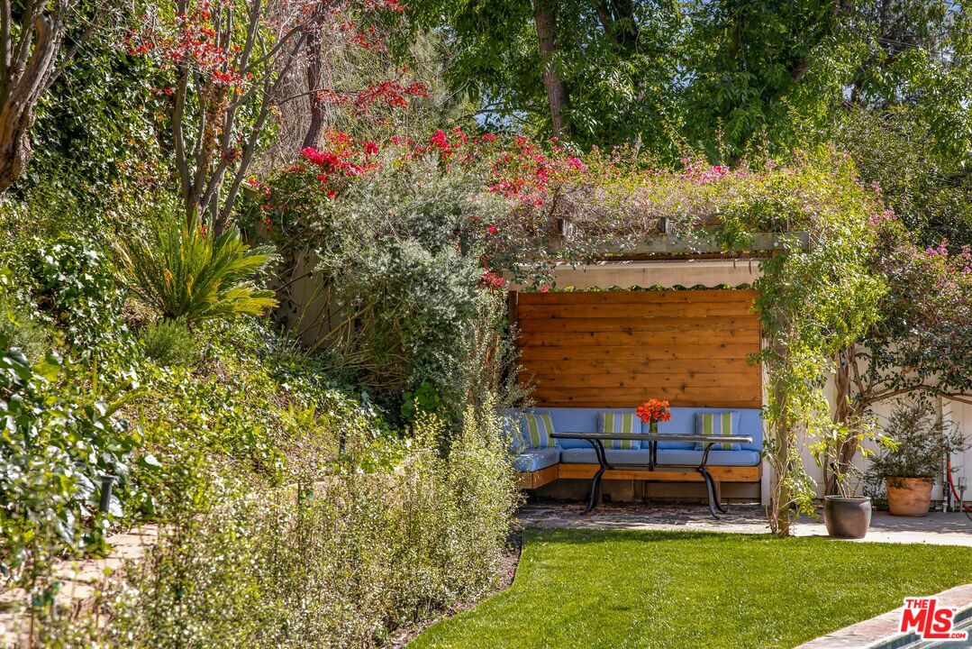3276 Mandeville Canyon Rd