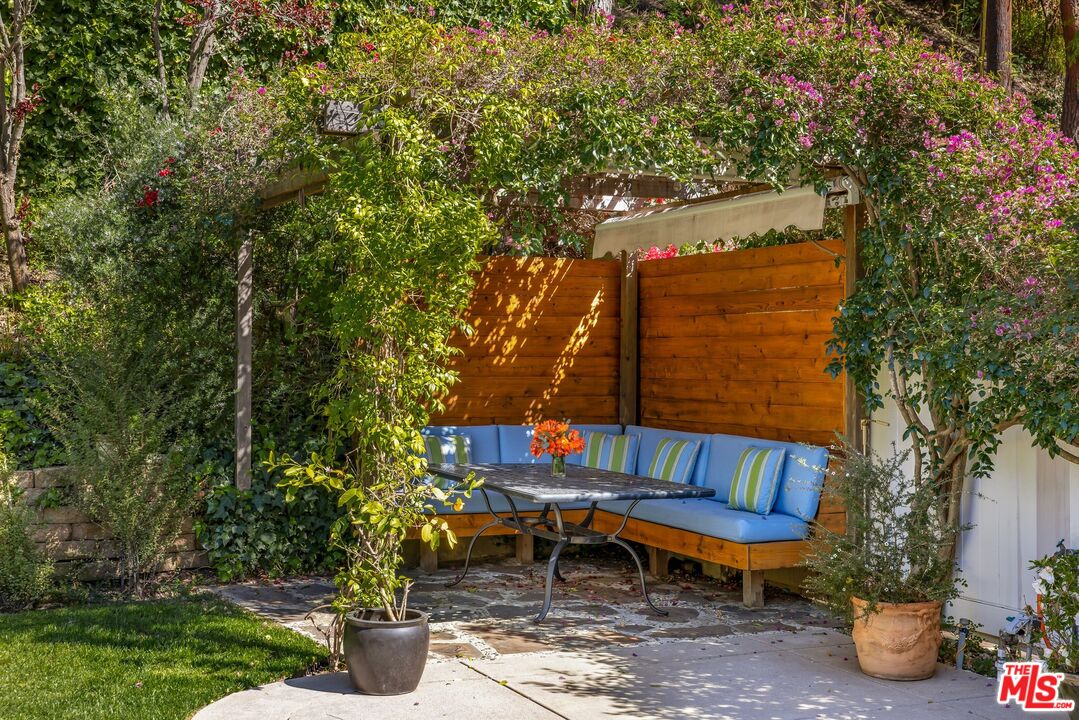 3276 Mandeville Canyon Rd