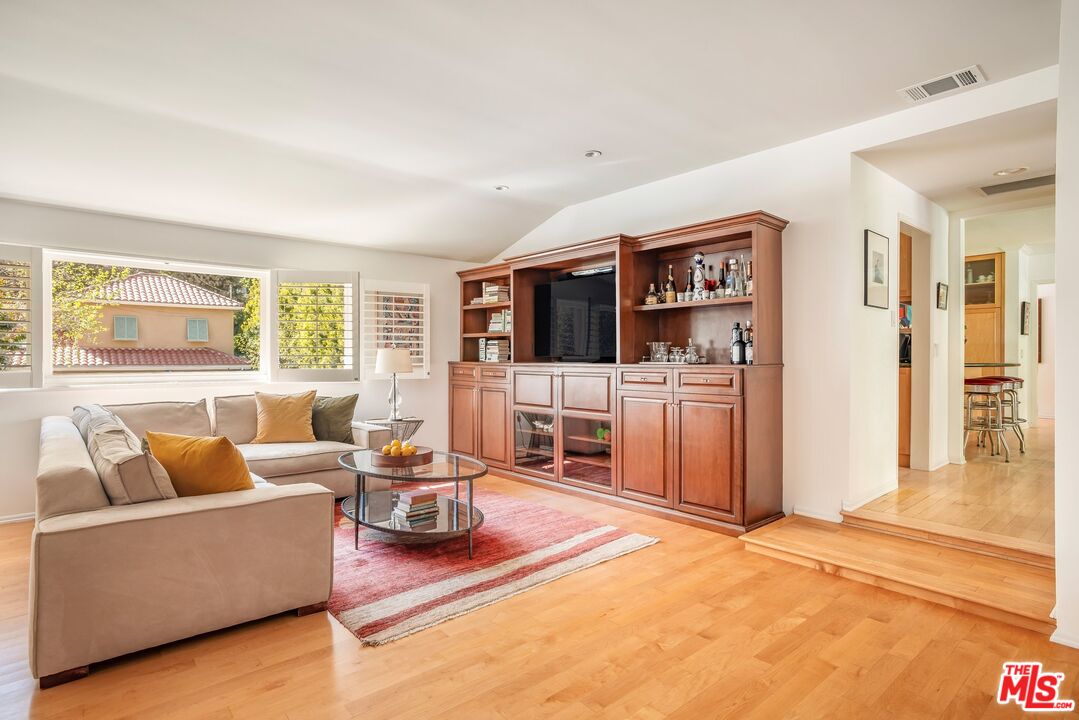 3276 Mandeville Canyon Rd