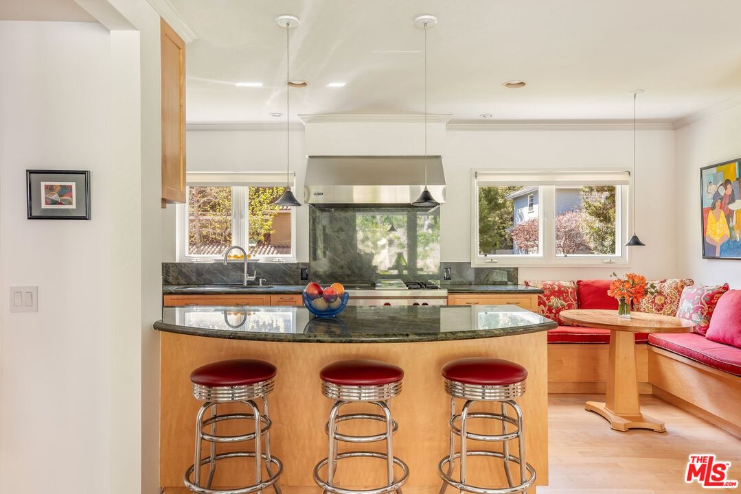 3276 Mandeville Canyon Rd