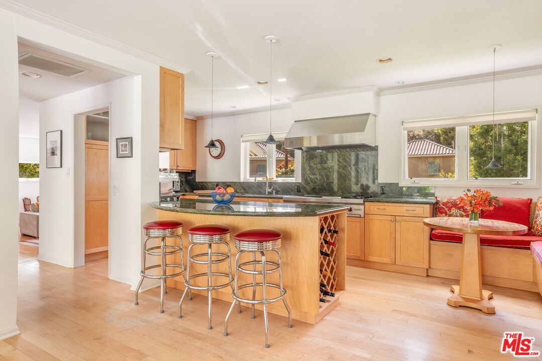 3276 Mandeville Canyon Rd