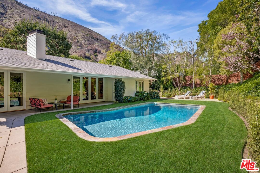 3276 Mandeville Canyon Rd