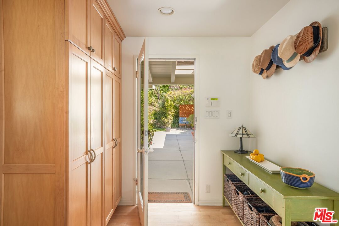 3276 Mandeville Canyon Rd