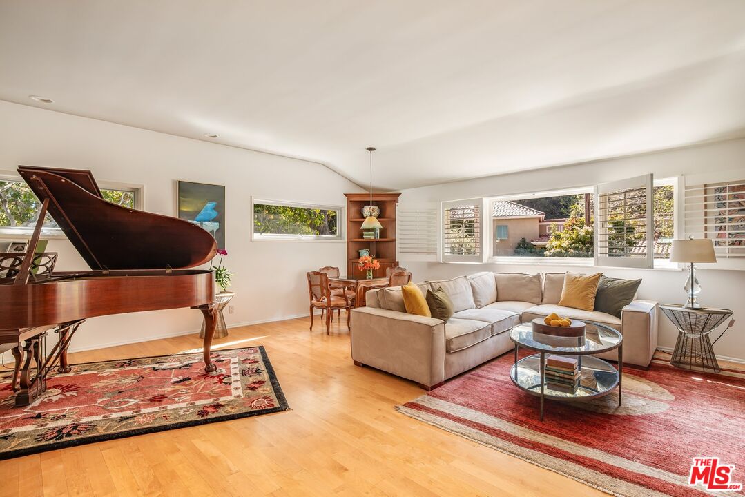 3276 Mandeville Canyon Rd