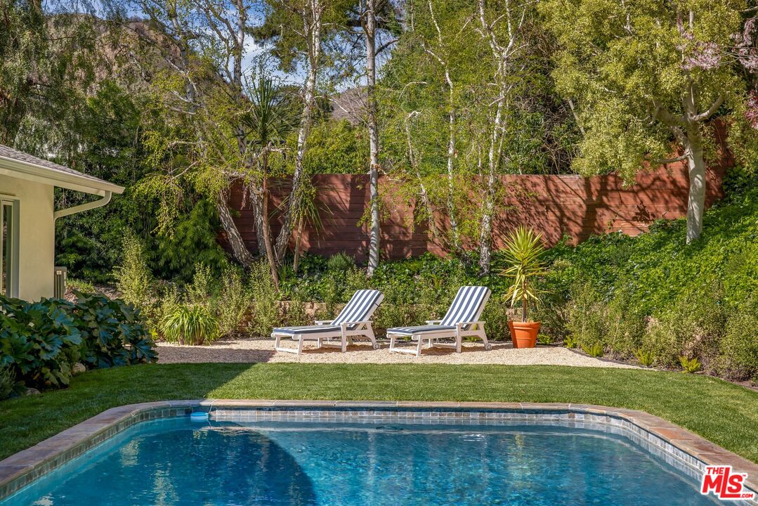 3276 Mandeville Canyon Rd