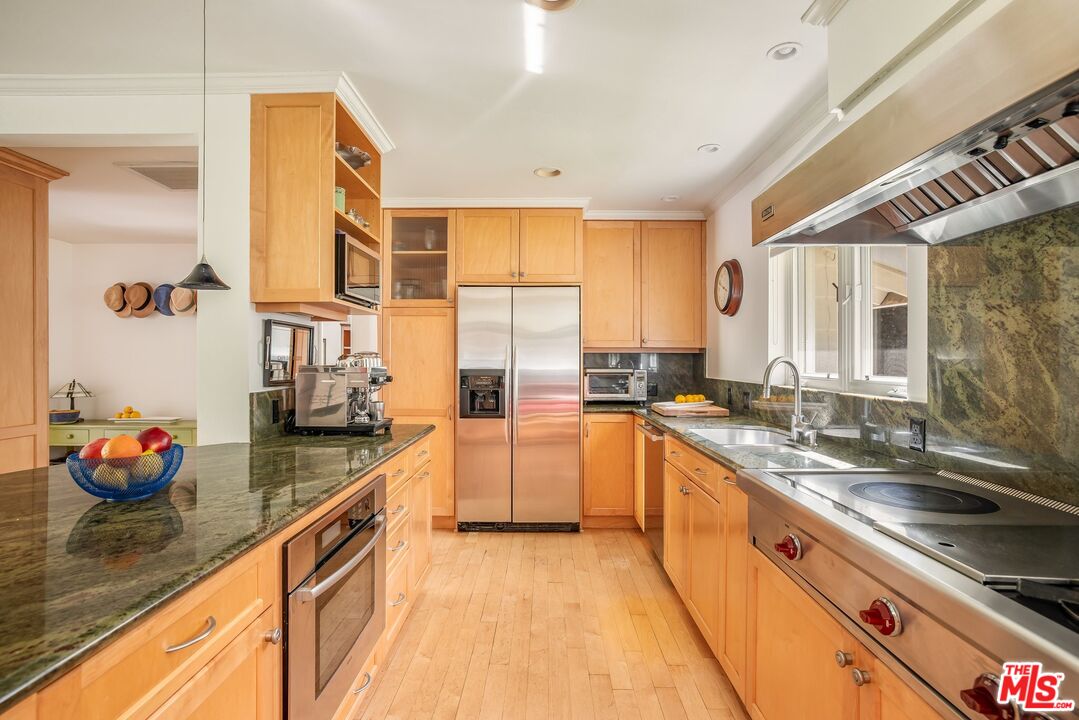 3276 Mandeville Canyon Rd