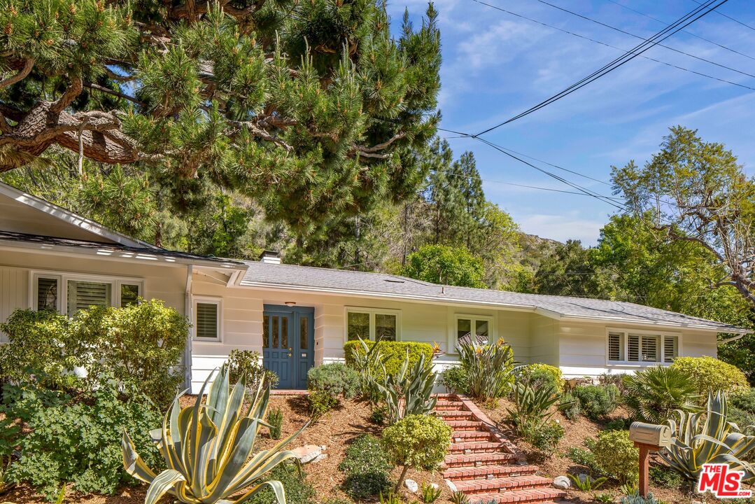 3276 Mandeville Canyon Rd