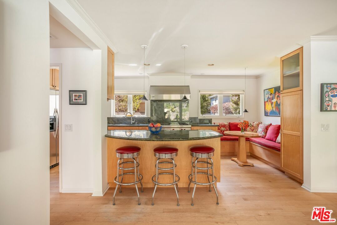 3276 Mandeville Canyon Rd