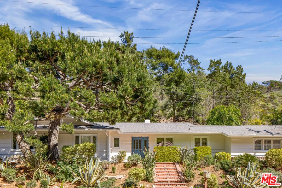 3276 Mandeville Canyon Rd
