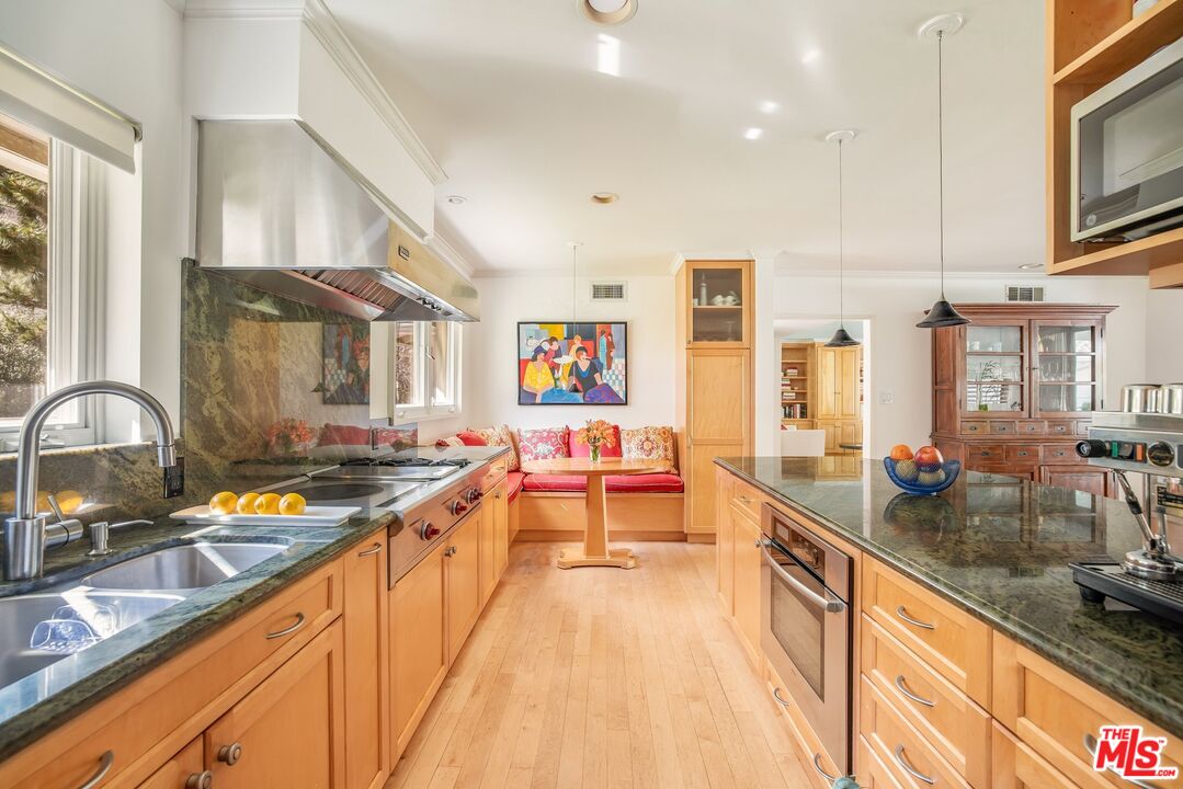 3276 Mandeville Canyon Rd