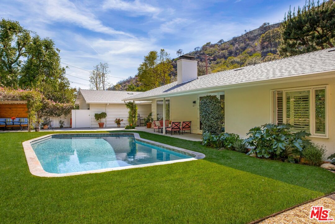 3276 Mandeville Canyon Rd