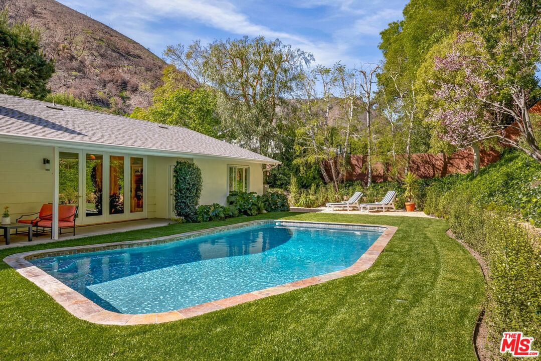 3276 Mandeville Canyon Rd
