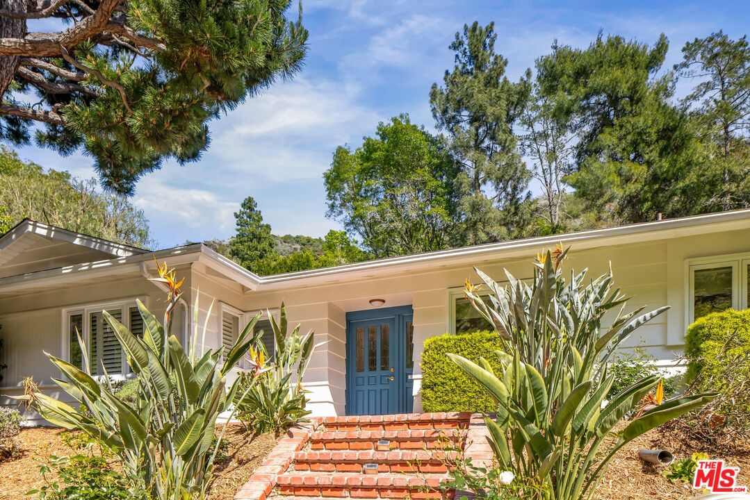 3276 Mandeville Canyon Rd