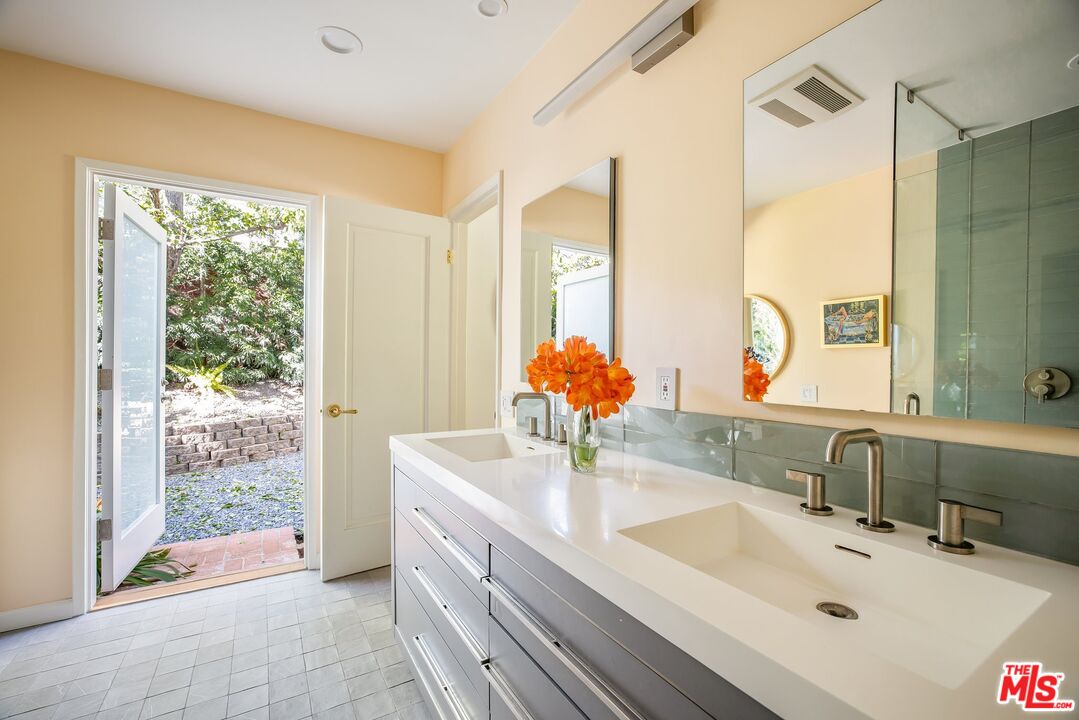 3276 Mandeville Canyon Rd