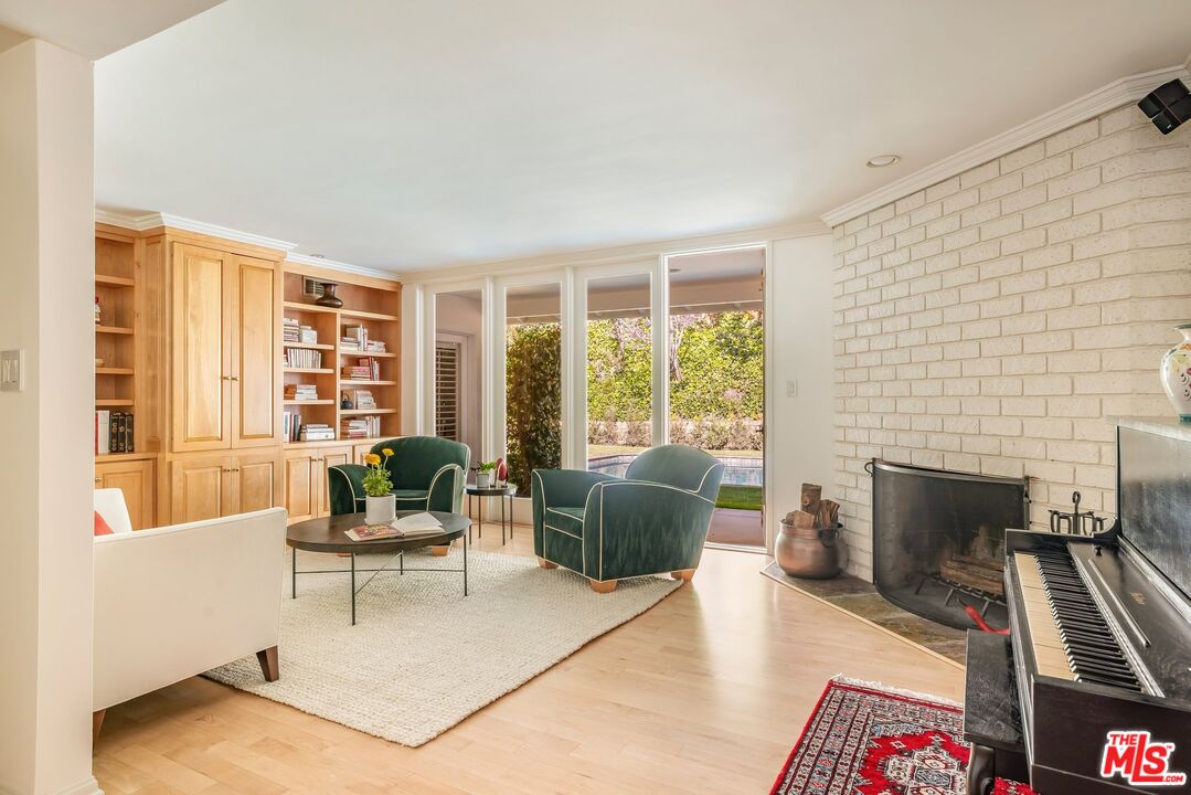 3276 Mandeville Canyon Rd