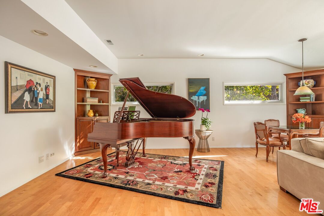 3276 Mandeville Canyon Rd