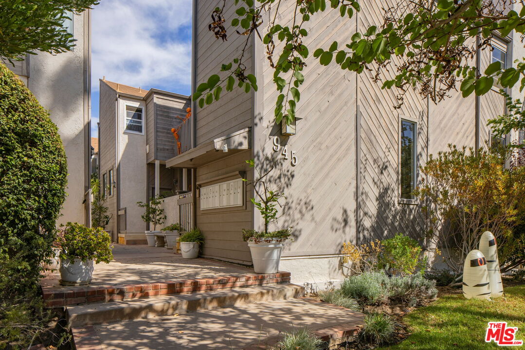 945 21st St Unit: 4