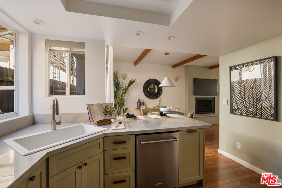 945 21st St Unit: 4