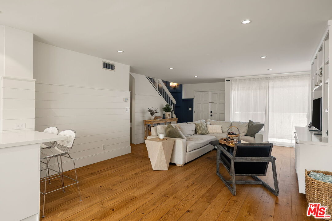 812 16th St Unit: 5