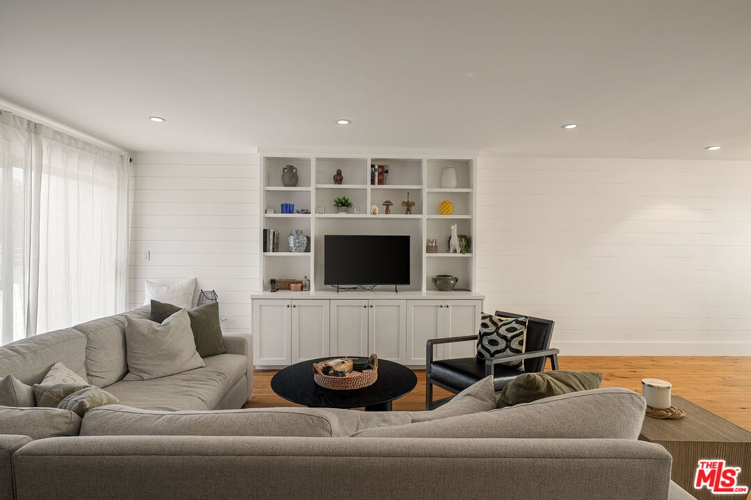 812 16th St Unit: 5